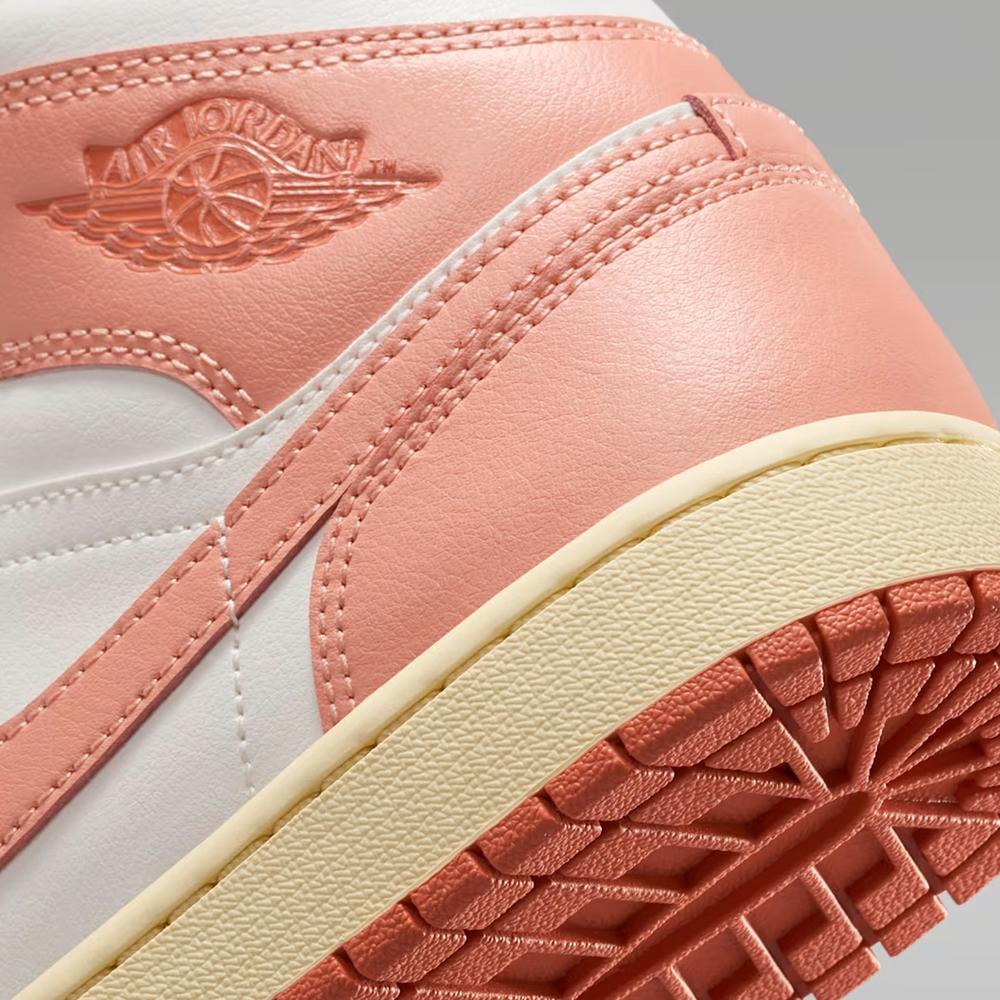 Dámske topánky Nike Air Jordan 1 Mid BQ6472-180 - pomarančové