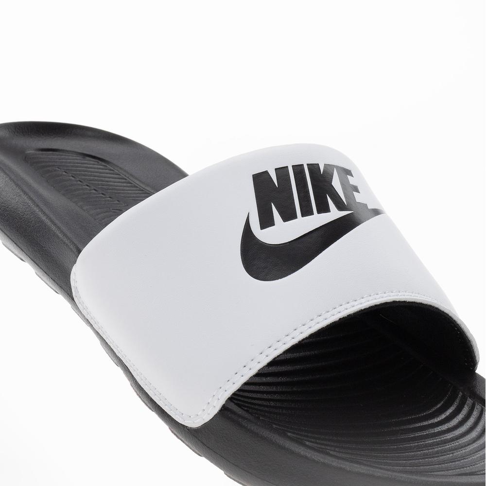Klapky Nike Victori One CN9675-005 - biele