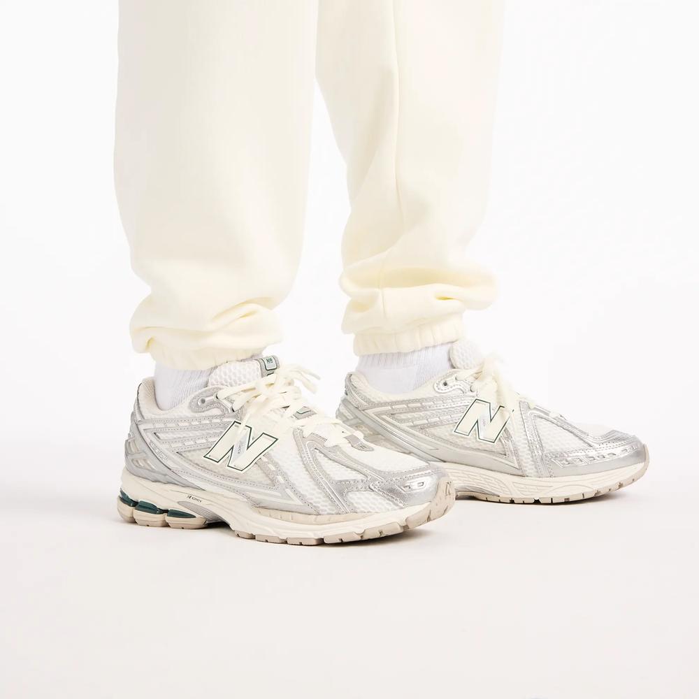 Pánske nohavice New Balance Reimagined Graphic MB62S1NTAGA - béžové