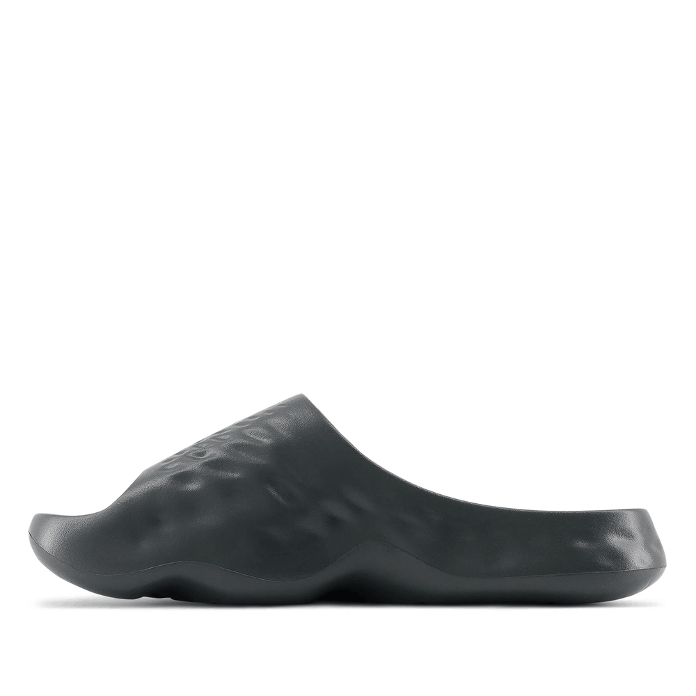 Klapky New Balance SUFHUPK3 – čierne