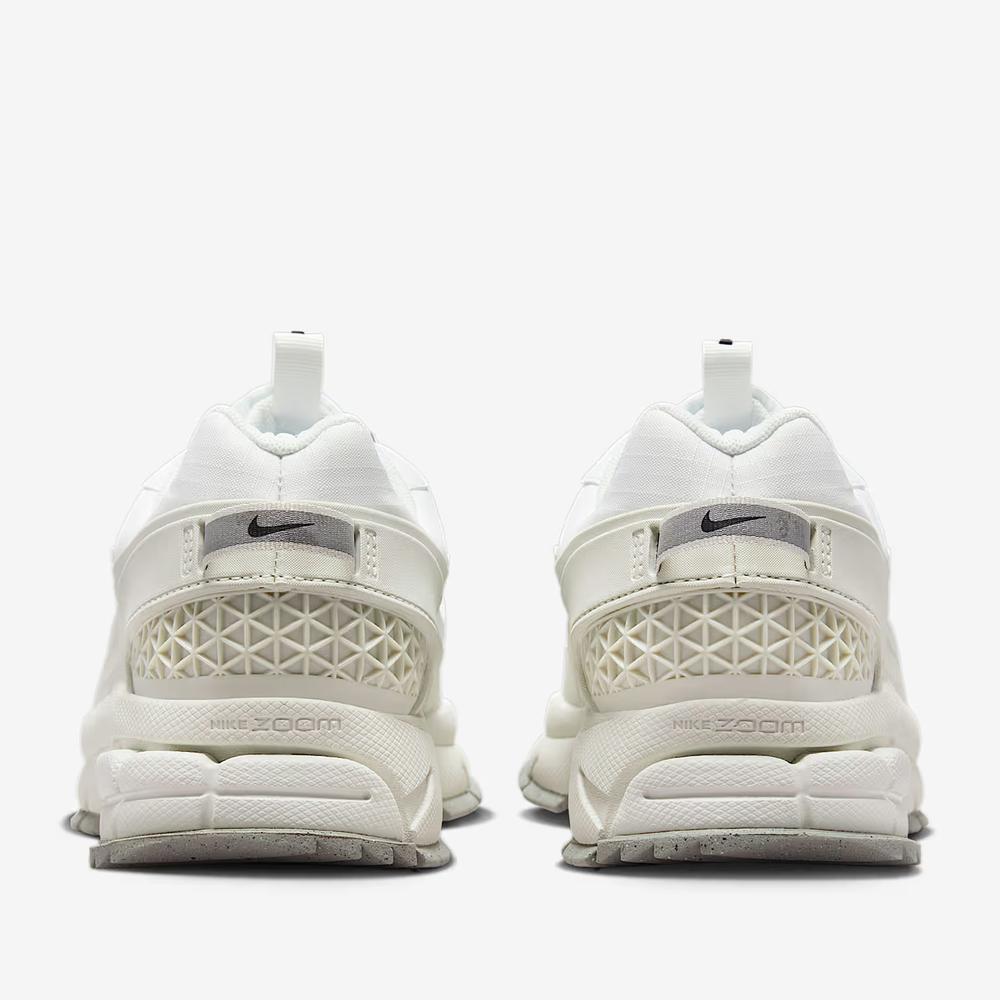 Dámske topánky Nike Zoom Vomero Roam HV6410-100 - biele