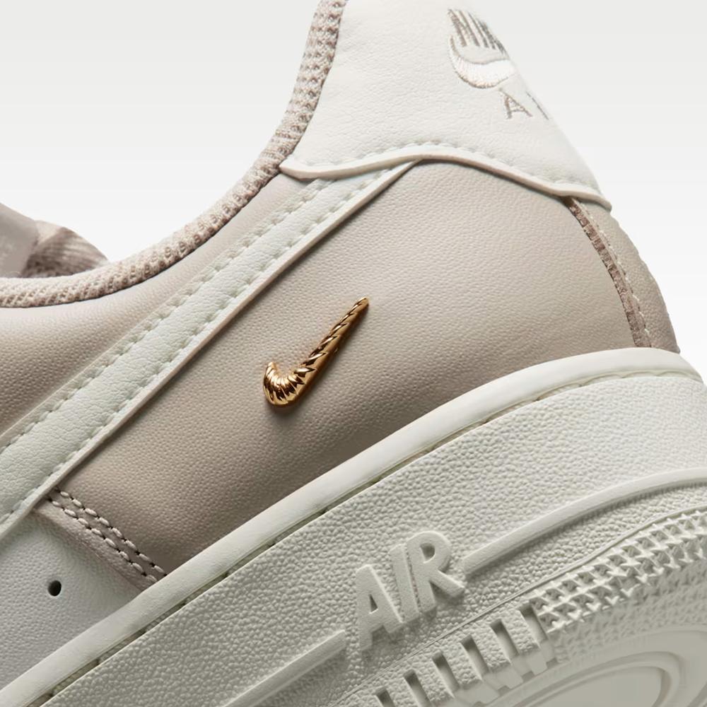 Dámske topánky Nike Air Force 1 '07 IV5197-200 - béžové